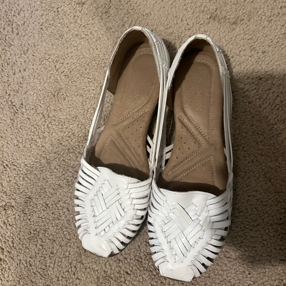 White Naturalizer sandals size 8 1/2 very pretty